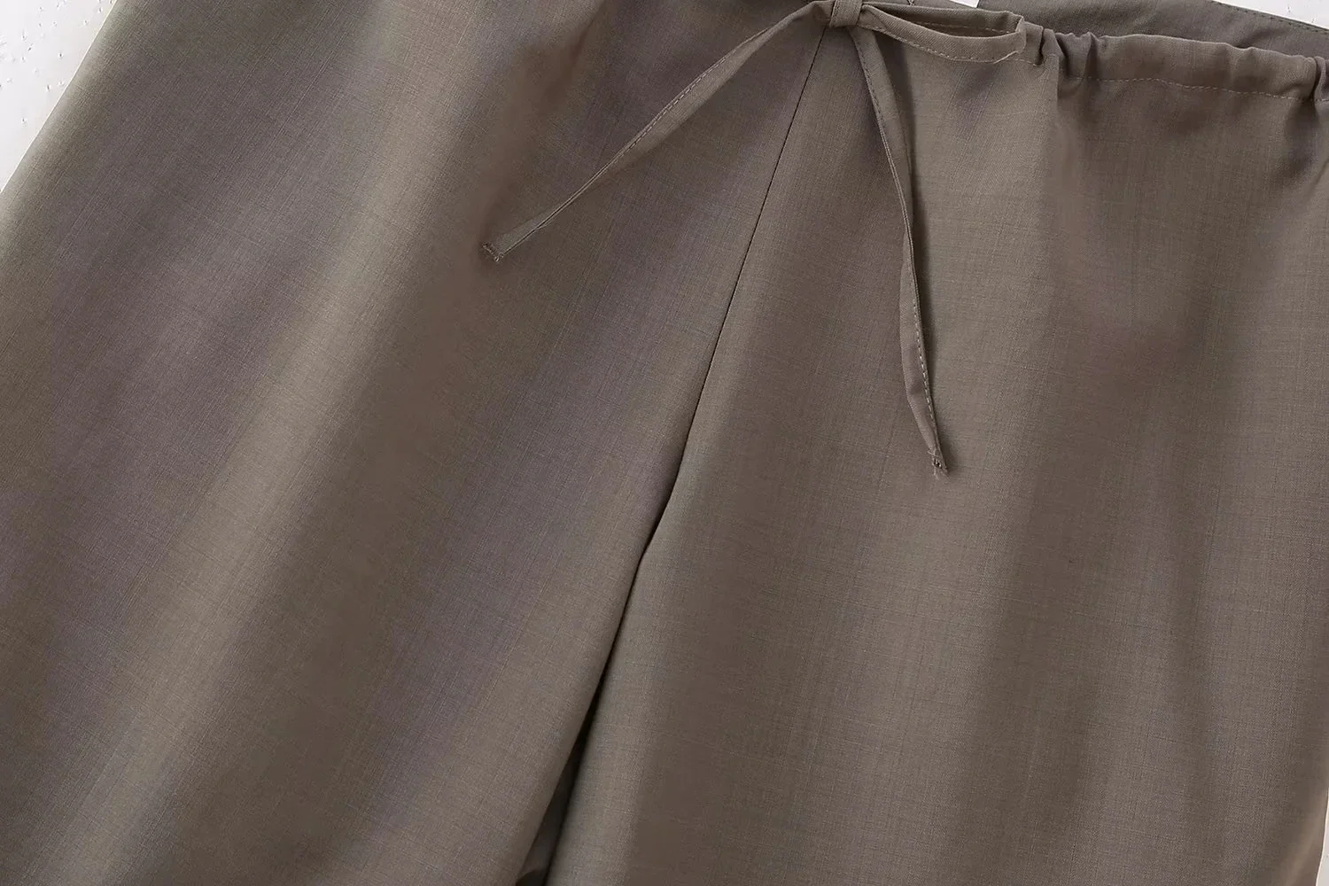 HH Damen Sommer-Satin-Set mit asymmetrischem Saum, Crop-Top und weit geschnittener Hose mit Kordelzug, lässige Loungewear, Urlaubsoutfit – Detail 17