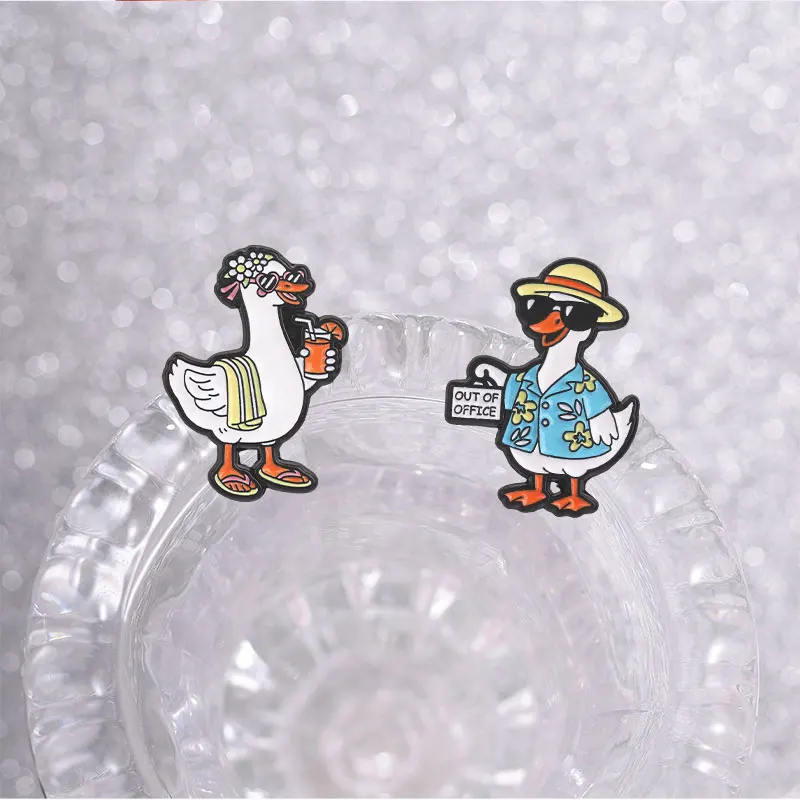 Lustiger Emaille-Pin „Gänse im Urlaubsmodus – Aus dem Büro“ – Firmenhumor-Brosche, Anstecknadel, Schmuckgeschenk für Freunde – Detail 5