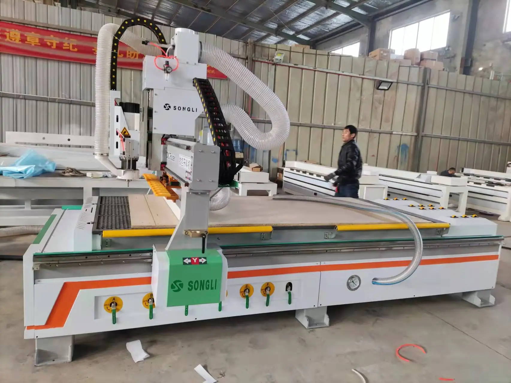 China factory 1325 straight row tool change woodworking machinery,cnc wood router for door