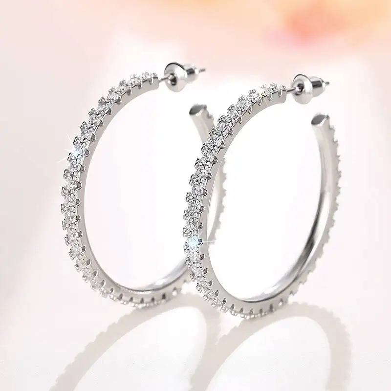Huitan Fancy Damen-Creolen, silberfarben, eingelegt, glänzend, CZ, schlichter Stil, Party, Hochzeit, Accessoires, täglicher eleganter Schmuck