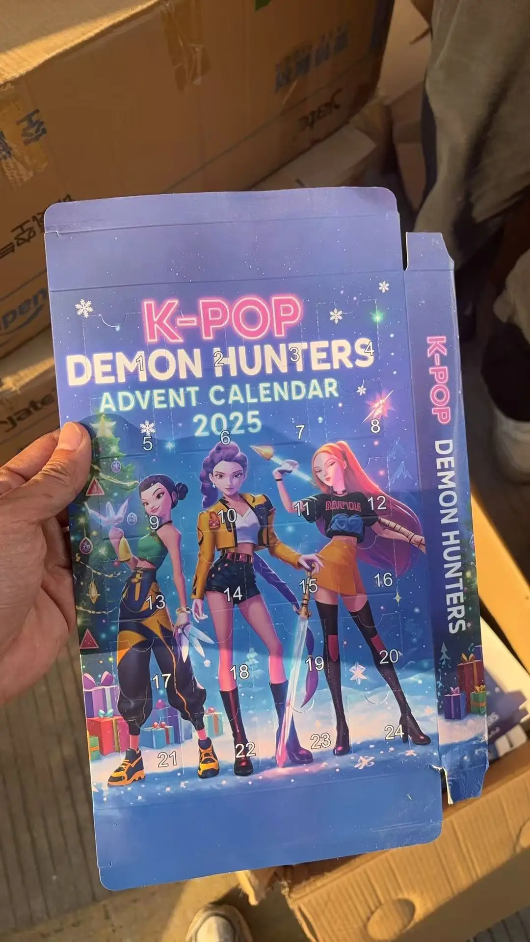 

Оптовая продажа Kpop Demon Hunters Адвент-календарь Модель Куклы Коллекция Настольные украшения Детские рождественские подарки