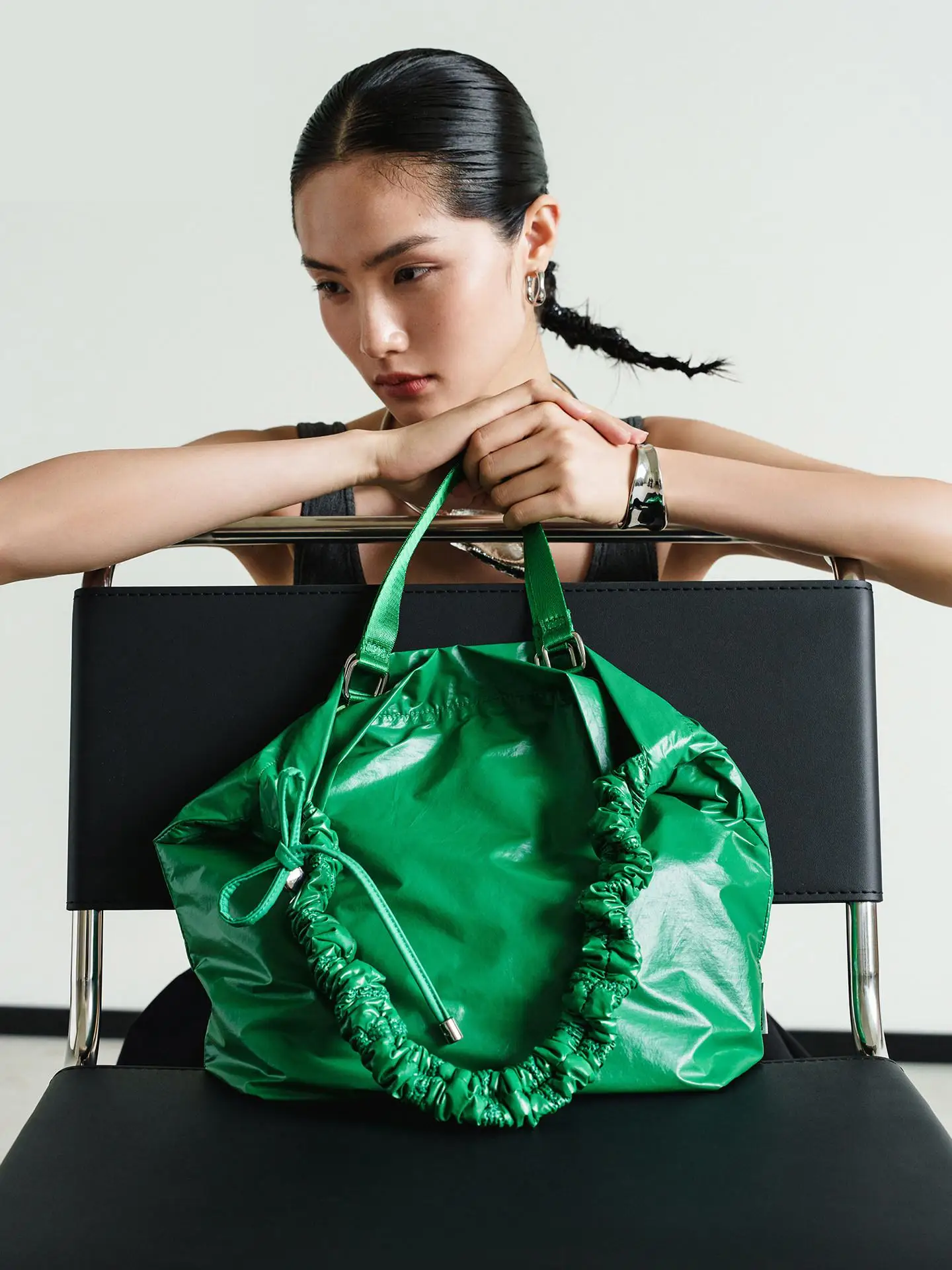 

Оригинальная модная женская сумка из лакированной кожи с блестящим эффектом, квадратная, простая и повседневная, универсальная, вместительная, на одно плечо, сумка-тоут.