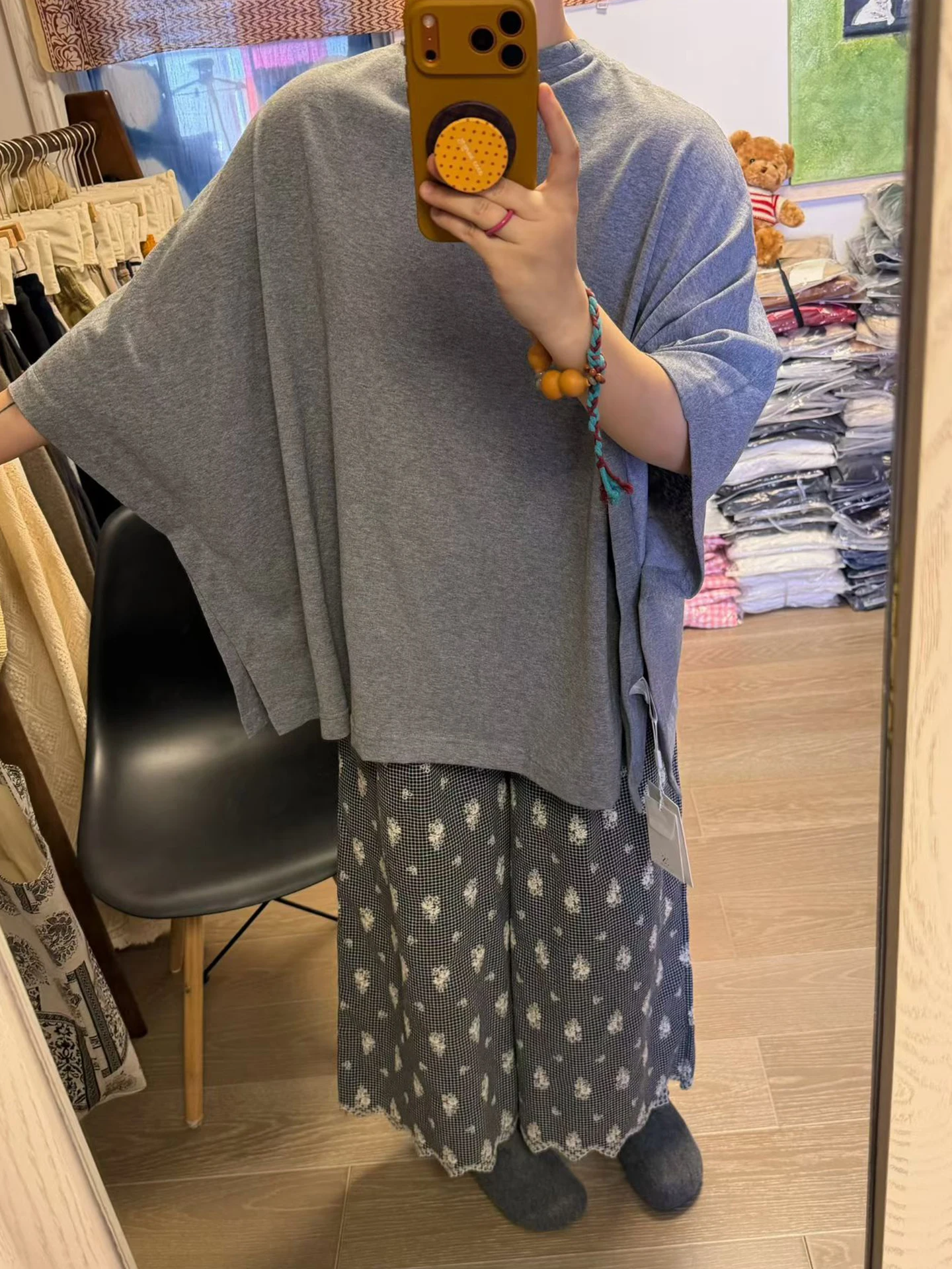 

Весенне-летняя свободная футболка-батвинг серого цвета, больших размеров, в ретро-стиле, удобная, для ношения под одеждой.