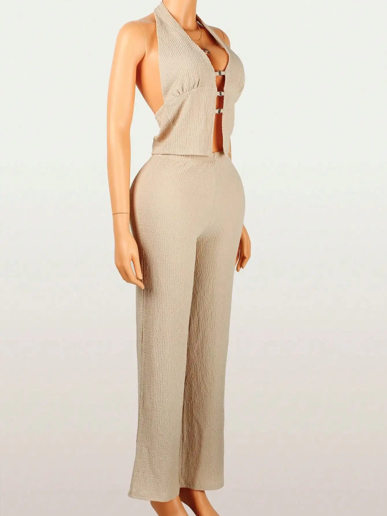 

Бежевый комплект из топа-халтера и широких брюк: сексуальный летний наряд с вырезами и открытой спиной