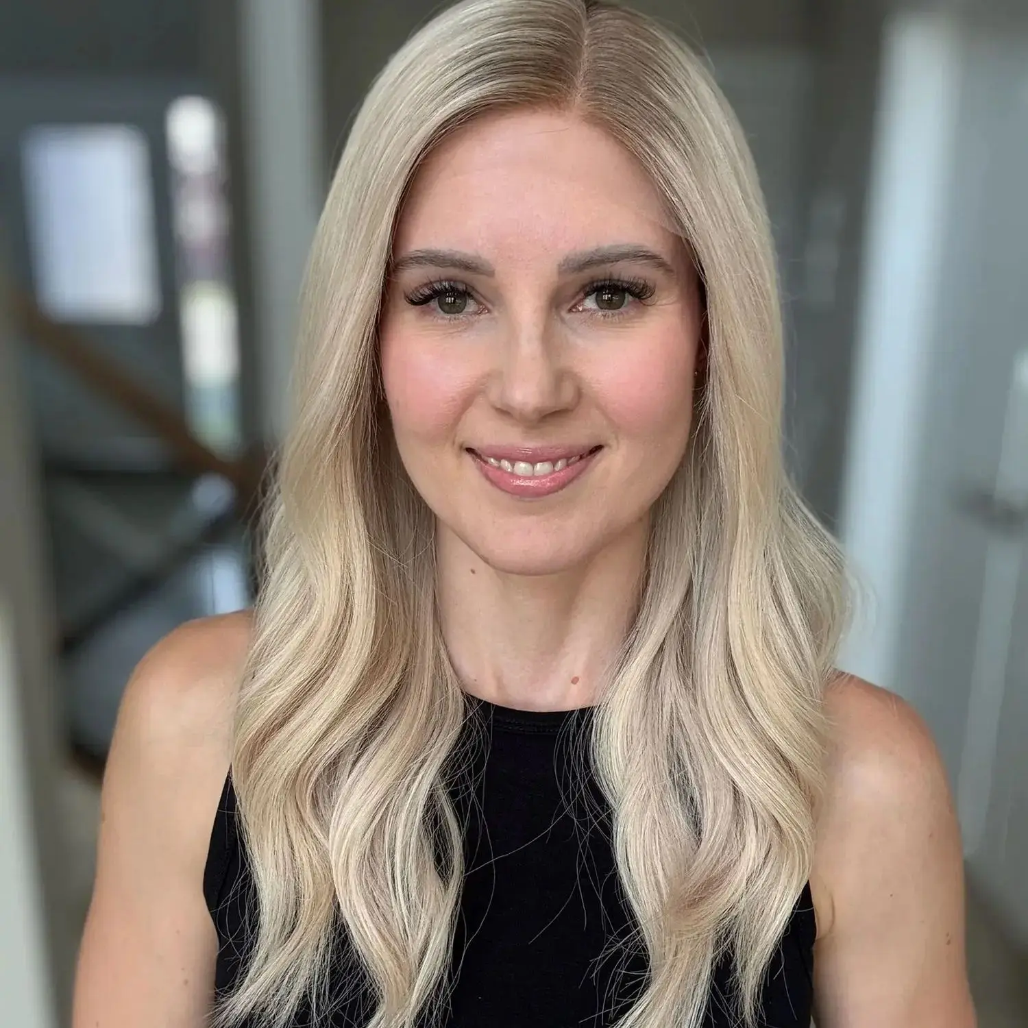 

Trendy Dark Roots Ombre Light Blonde Highlight Women’s Wig Long Body Wavy Easy to Wear Lace Front Wig Soft Hairline Women's Wig