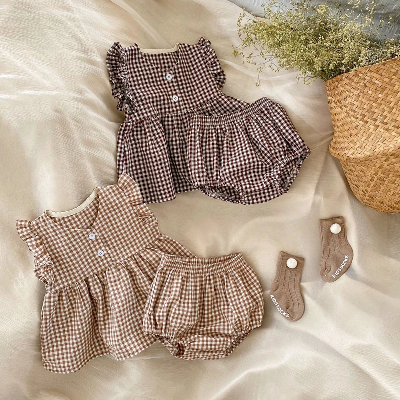 Summer new baby clothing, 0-3 year old girls, small plaid fly sleeved top+bread pants 2-piece set