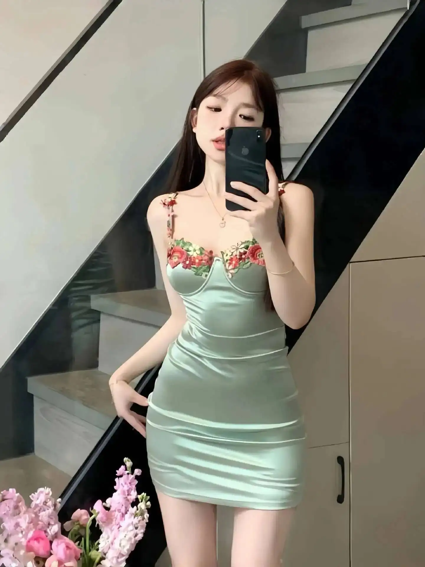 Sexy puro desejo estilo casual flor bordado vestido sem costas profundo v suspensórios sem mangas vestido elegante encantador doce jttt