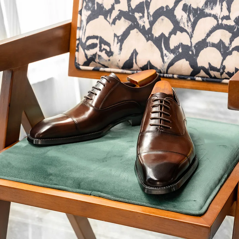 Zapatos formales de negocios para hombre, estilo británico, punta cuadrada pequeña, zapatos de cuero vacuno de alta calidad, zapatos Oxford de cuero de tres piezas.