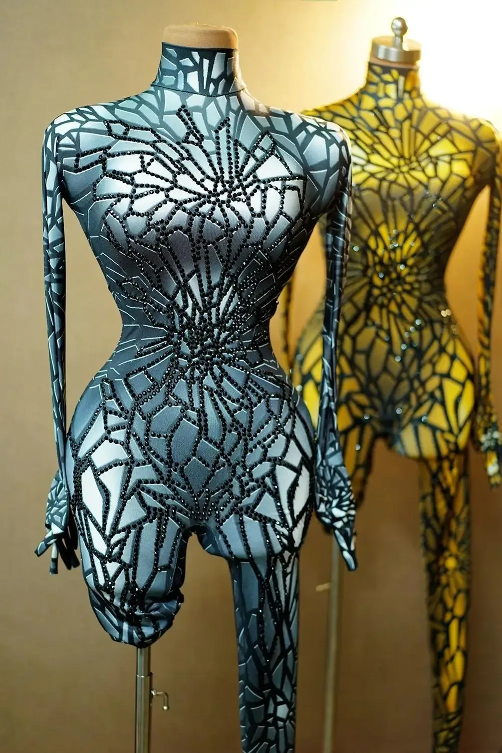 بدلة رقص نسائية مثيرة قابلة للتمدد بأحجار الراين اللامعة ملابس المسرح لحفلات أعياد الميلاد زي المغني اسحب الملكة Posui