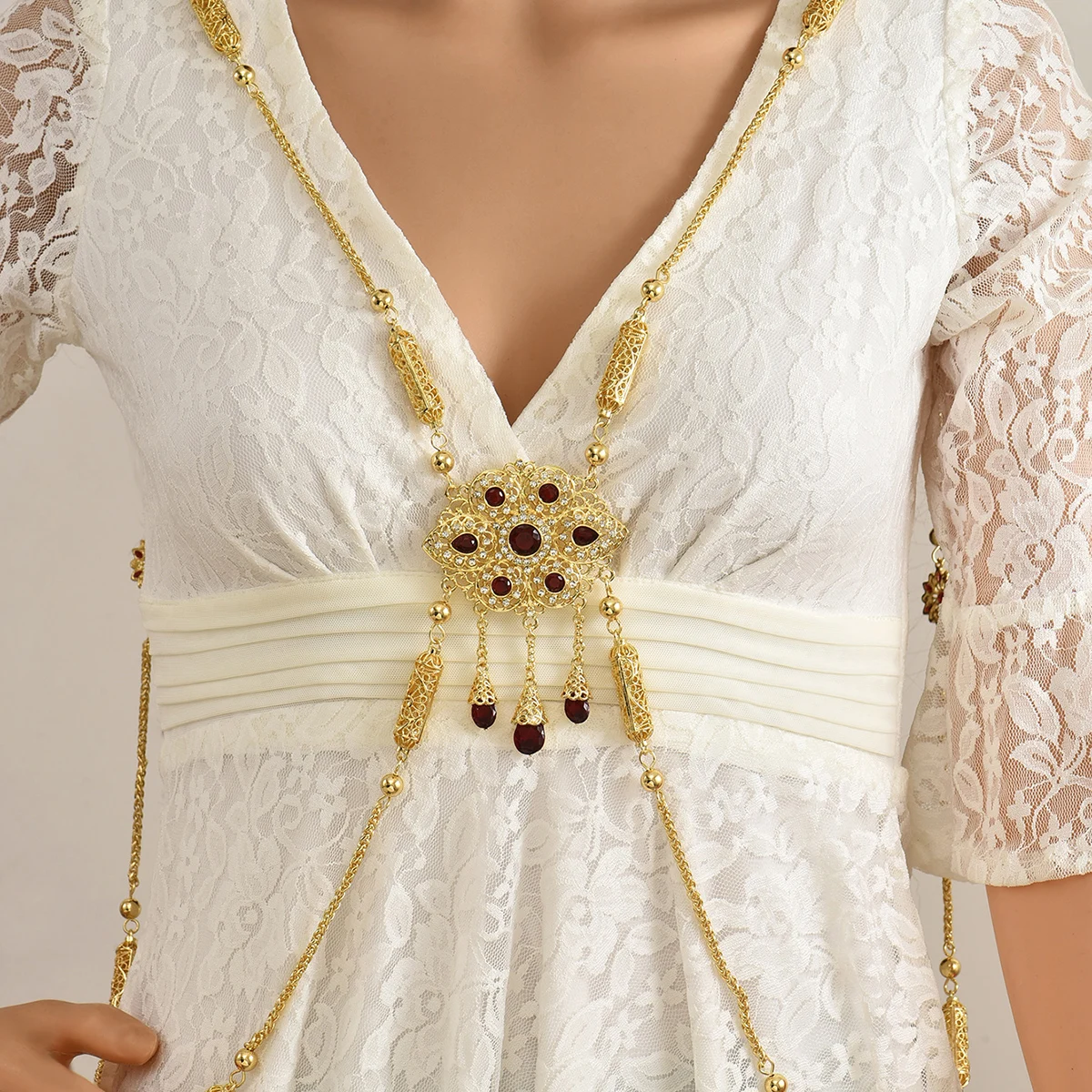 สร้อยคอผู้หญิงสไตล์โมร็อกโกคลาสสิกแบบย้อนยุค ลายดอกไม้ฉลุ สร้อยคล้องไหล่สำหรับงานแต่งงาน