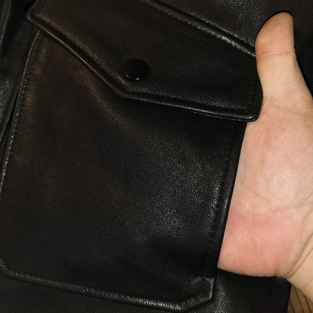 سترة رجالية فاخرة من الجلد الطبيعي موديل 2025 بياقة مدببة بقصة ضيقة ومتعددة الجيوب من جلد الماعز السائق سترة جلدية للرجال