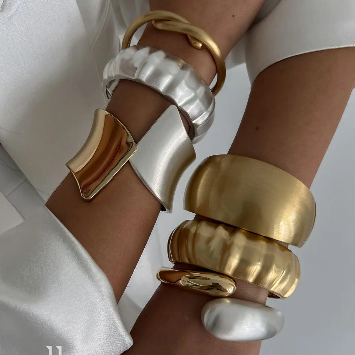 IngeSight.Z Vintage-Frühlingsarmreifen aus faltigem Metall für Damen, klassischer Charme, Wassertropfen, offenes Armband, trendiger Straßen-Schmuck