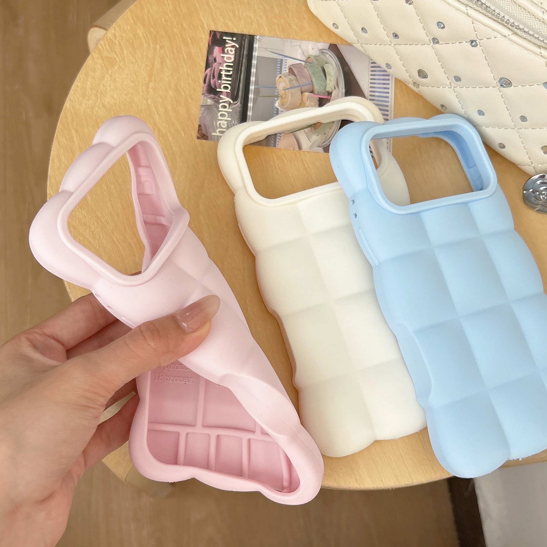 Urocze, miękkie silikonowe etu – Cute Cartoon Wrist Strap Silicone Case recenzja i cena