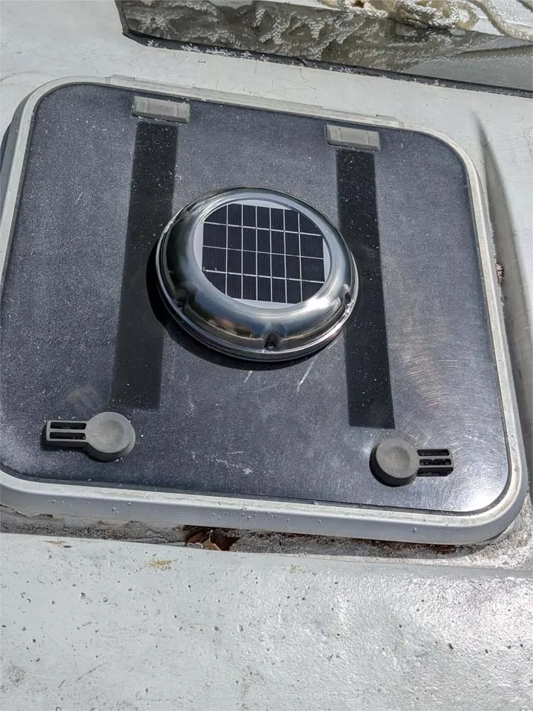 2.5W Atap Baja Tahan Karat Kipas Ventilasi Surya Ventilasi Pembuangan 60CFM Tahan Air Ideal untuk RV Perahu Kontainer Rumah Kaca Toilet