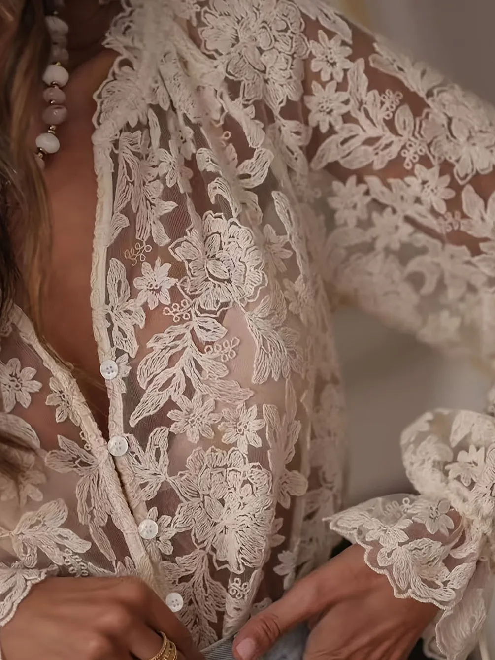 

Женская кружевная блузка с вырезами и расклешенными рукавами, повседневная, с V-образным вырезом, длинными рукавами, дышащая, легкая, с цветочным узором