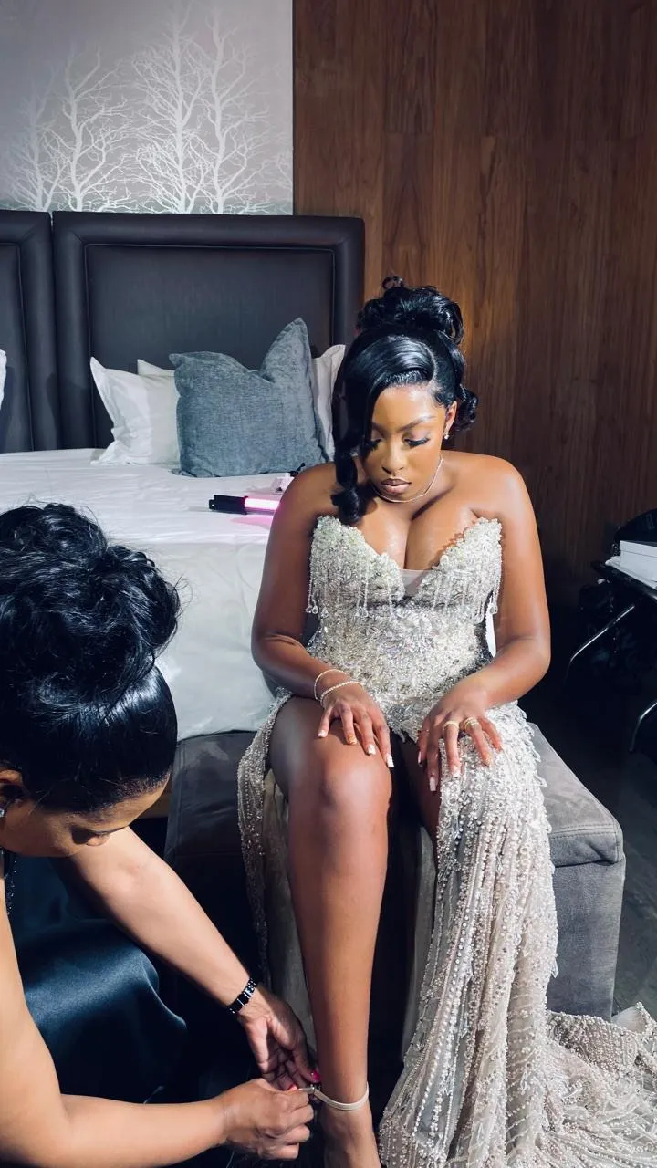 ชุดราตรีหรูหราประดับคริสตัลทรงเมอร์เมดสำหรับสาวผิวสี ชุดราตรีเซ็กซี่ผ่าข้างสำหรับงานปาร์ตี้  ชุดราตรีแบบอาหรับสั่งตัดได้