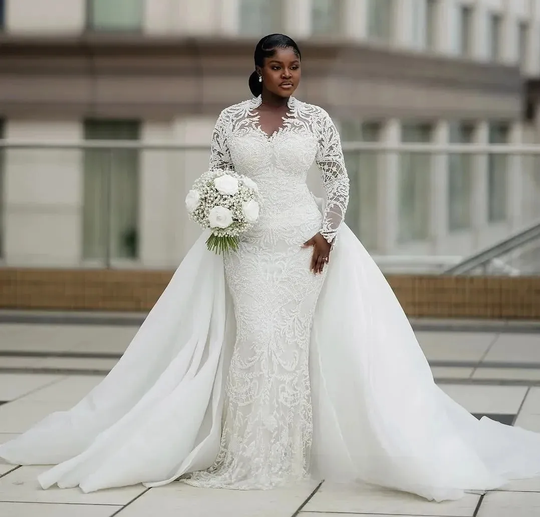 Suknie ślubne w stylu syreny plus size dla afrykańskich kobiet, suknie ślubne z iluzorycznym odpinanym trenem, długie rękawy, zdobione koralikami, koronką i kryształami.