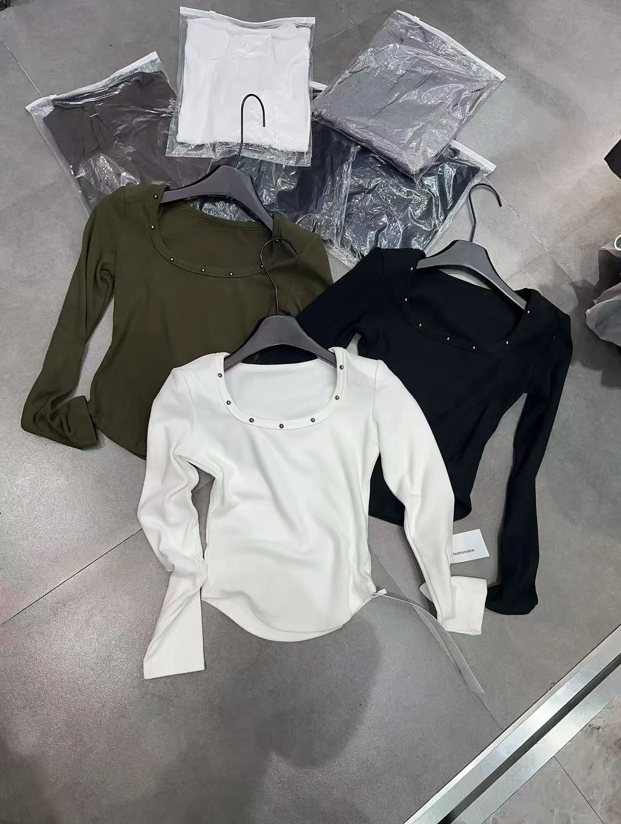 

Muss Mu Camere Long Sve T-irt Women's Inner Wear U-Ne Rivet Pure Color Korean Sle Versatile Commuting Winter Faion