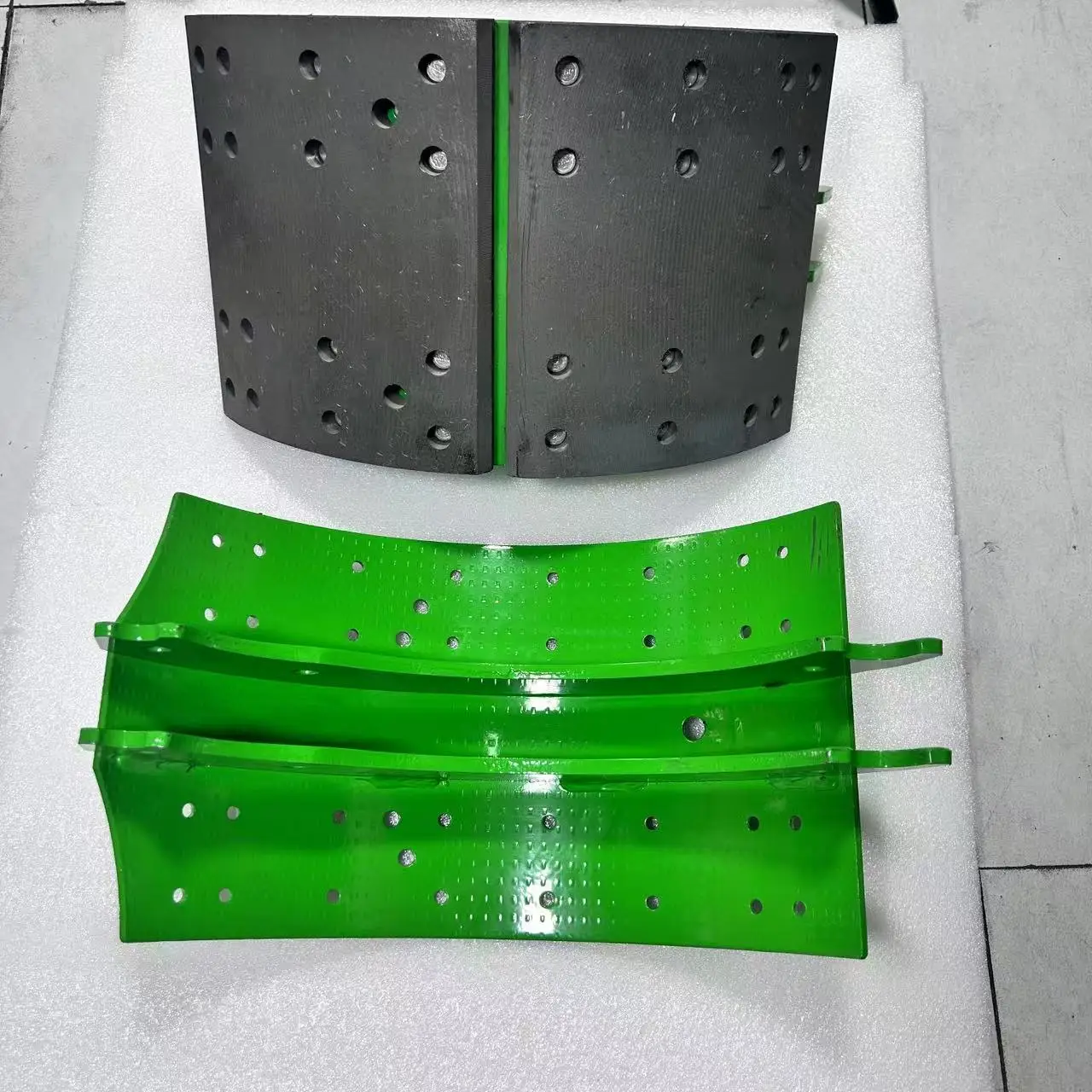 

Fuwa 13 & 16 Tons Axle Brake Shoe Kit New Condition Manufactured By Top Truck Trailer Brake Parts Supplier