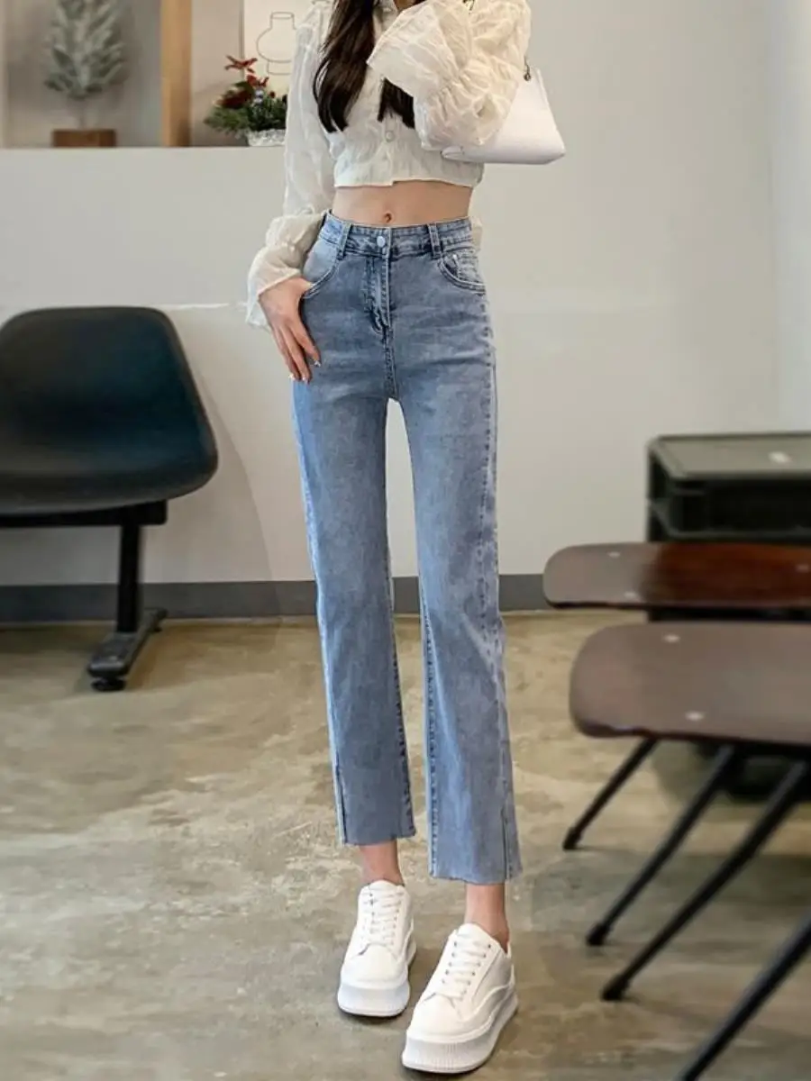 calca-jeans-feminina-de-cintura-alta-reta-com-efeito-emagrecedor-nova-colecao-de-verao-cor-clara-com-bolso-tipo-lenco-e-saia-dividida