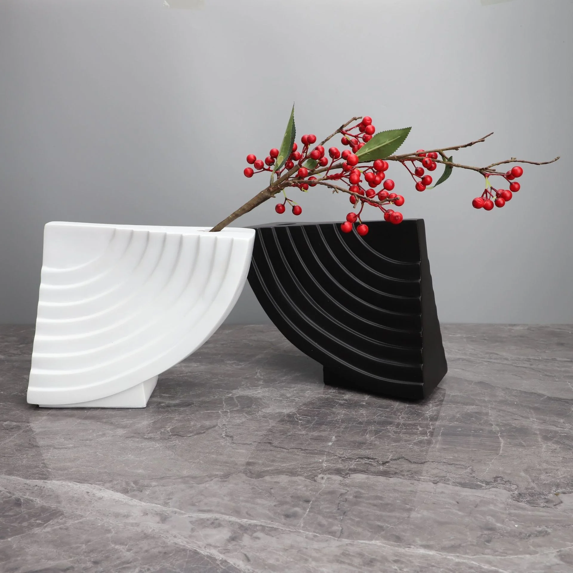 

Modern simple black-and-white resin half arc flower model room TV cabinet home living room porch creative soft decoration