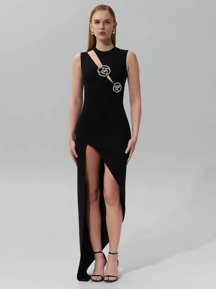 VC sofisticado vestido preto sem mangas recortado com detalhes em cristal e fenda alta para eventos sofisticados