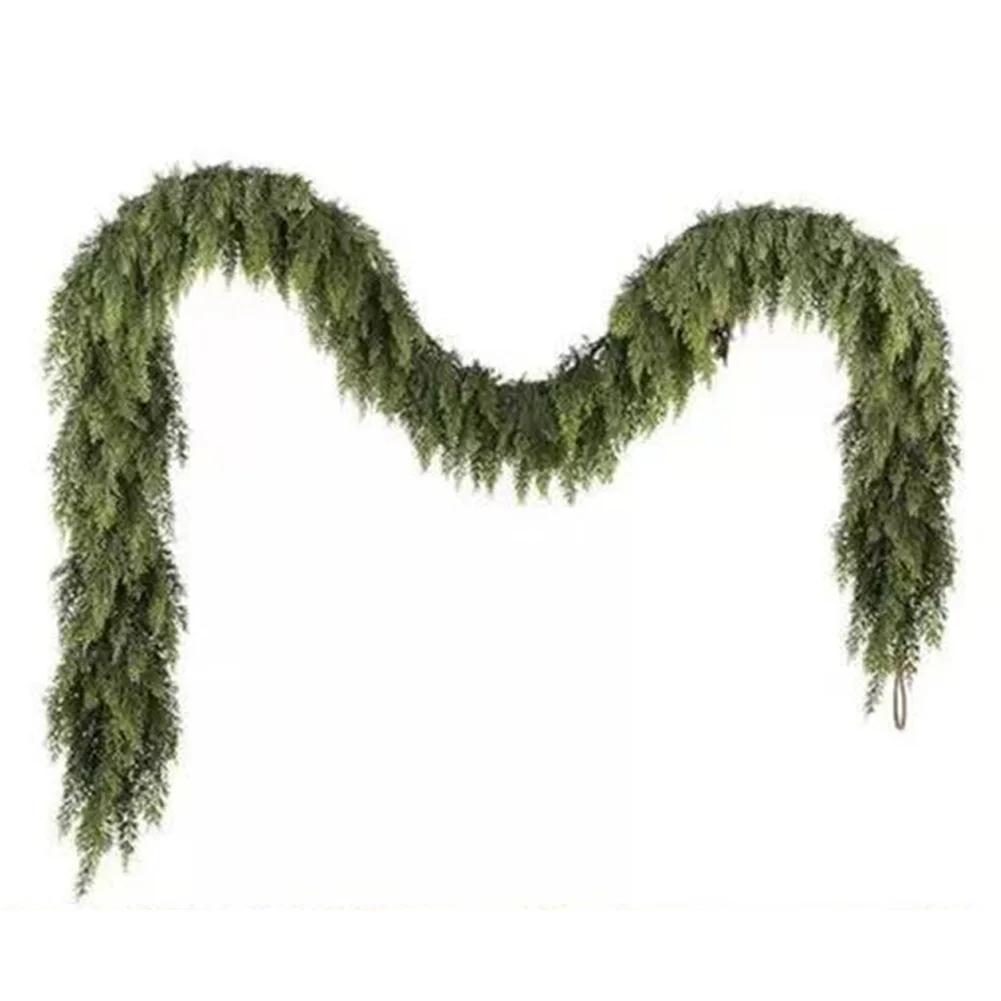 إكليل من خشب الصنوبر الشمالي من خشب الأرز الاصطناعي مع مادة مطاطية ناعمة وإبر صنوبر واقعية لعيد الميلاد في الأماكن المغلقة والخارجية