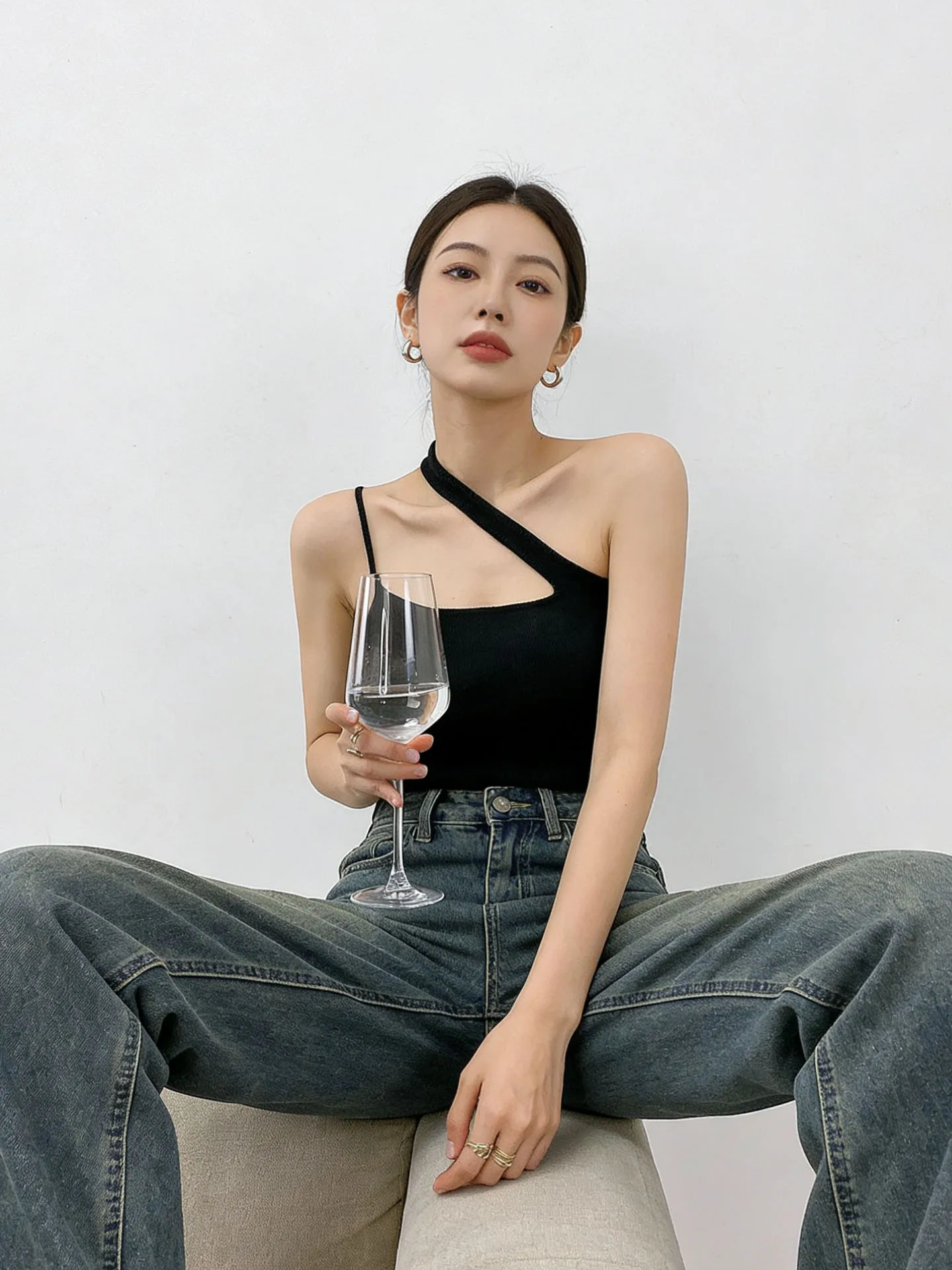 

Черный шелковый вязаный топ-жилет с открытой спиной и асимметричным подолом для женщин, облегающий, летний, для ношения как верхняя одежда или нижнее белье, с бретельками