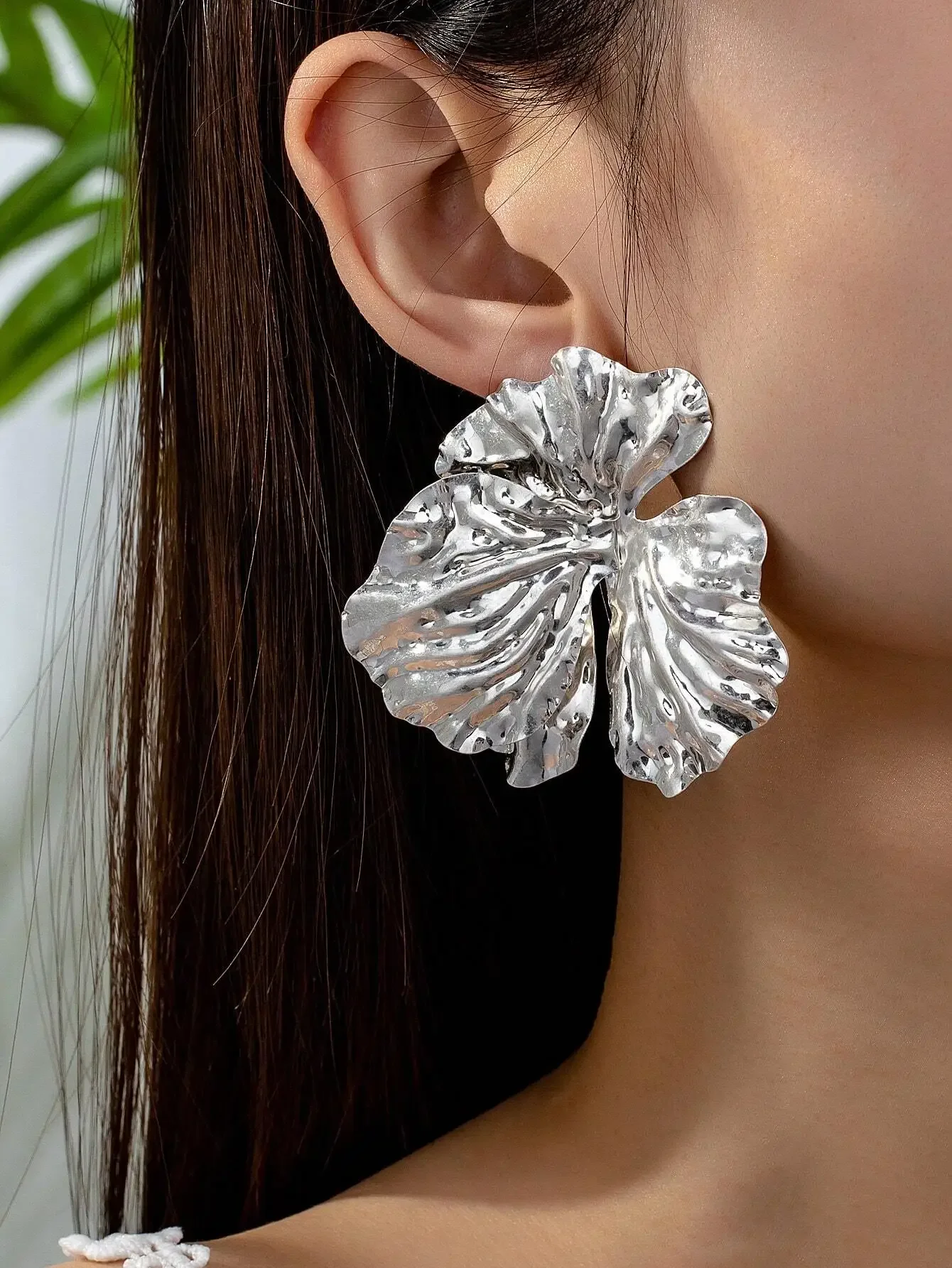 Pendientes de plata con forma Irregular para mujer, aretes con diseño de aguja de Metal, pétalos de flores doradas y plateadas, regalo de joyería, 2024