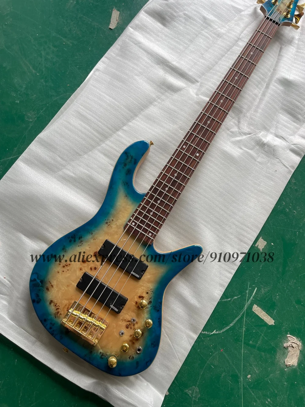 

Электробас Blue Bass, 5-струнный, с золотистым фиксированным бриджем, гриф из клёна, корпус из ясеня, верхняя дека Brul, активный батарейный пикап.