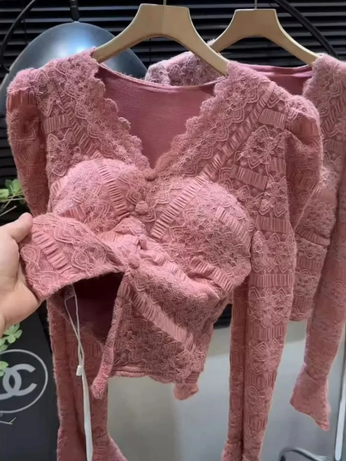 

Новый универсальный женский топ на осень-зиму с кружевной отделкой, подкладкой, облегающим силуэтом, ажурными вставками и рукавами-фонариками