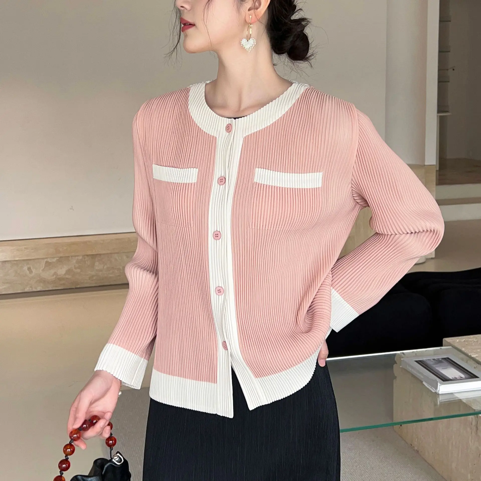 Miyake Pieghettato 2026 Autunno e Primavera Nuovo High-end Pieghettato Moda Colorblocking Casual Allentato Peplo Camicetta Giacca A Pieghe