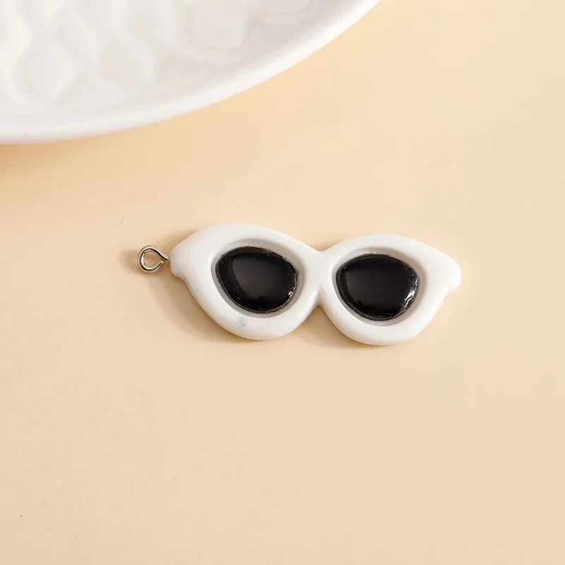 10pcs Fashion Cool Cartoon Sunglasses Plastic Pendants Cute Charms Handcraft Parts for Earring Bracelet Keychain Making