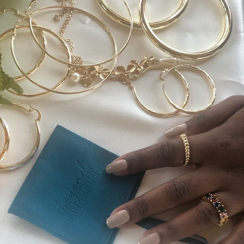 

Персонализированная фиолетовая шкатулка для драгоценностей из 20 шт. с мешочком из микрофибры: набор упаковки с логотипом