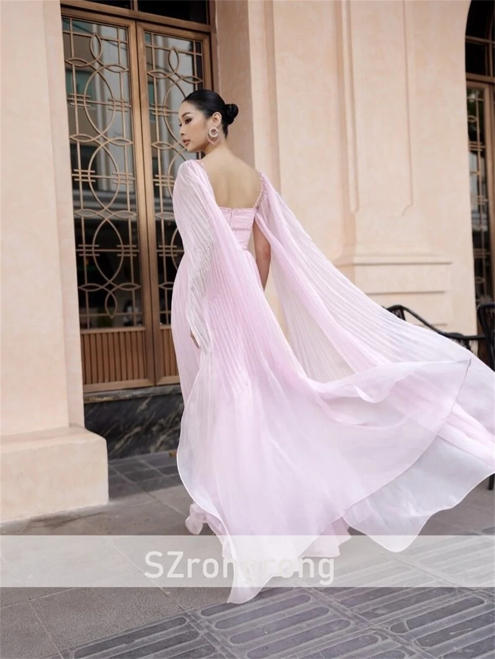 Alças de espaguete chiffon fluindo a linha vestido de festa à noite sem costas frisado até o chão vestido saudita com capa feito sob encomenda