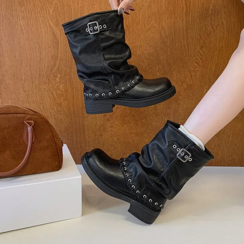 Herbstneuheit: Damen-Stiefeletten im Rock-Stil, kniehoch, mit Nieten und Gürtelschnalle, modische Stiefeletten, kurze Stiefeletten im Patchwork-Stil. – Detail 15