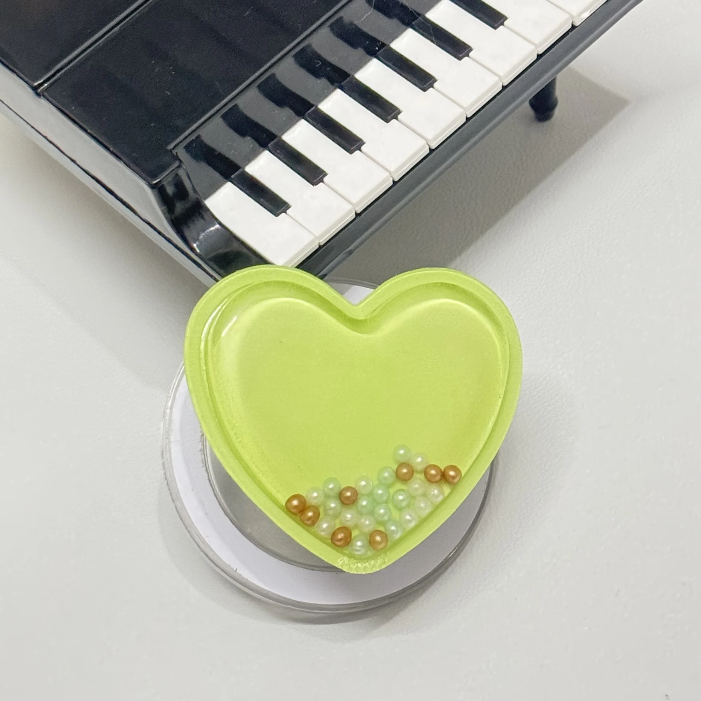 Nowy magnetyczny uchwyt na telefon Ins w kształcie serca, z efektem ruchu piasku, popularny na całym świecie, jest kochany przez każdego.