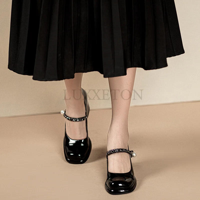 Mary Jane Shoes Spring Black-and-white Patchwork Color Coarse Heel JK Women Shoes Metal Chain Girl High Heel Shoes