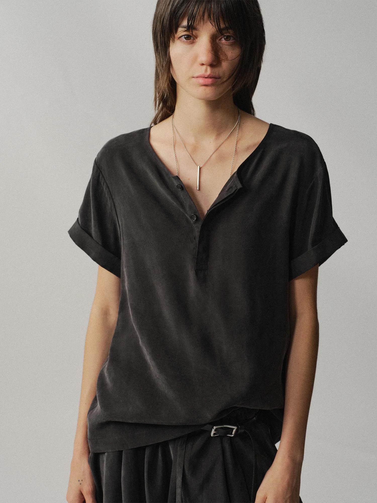 

Liegee Henley Loose Fit Silk Luster Short Sleeve T-Shirt Casual Style Universal Size V-Neck Women's Spring Fashion Top