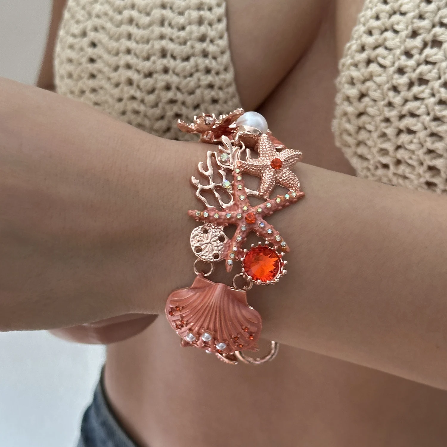 Sommerliches orangefarbenes Emaille-Schmuckset mit Seestern, Muschel und Koralle für Damen – Übertriebener Metall-Ozean-Charm-Schmuck als Geschenk – Detail 3