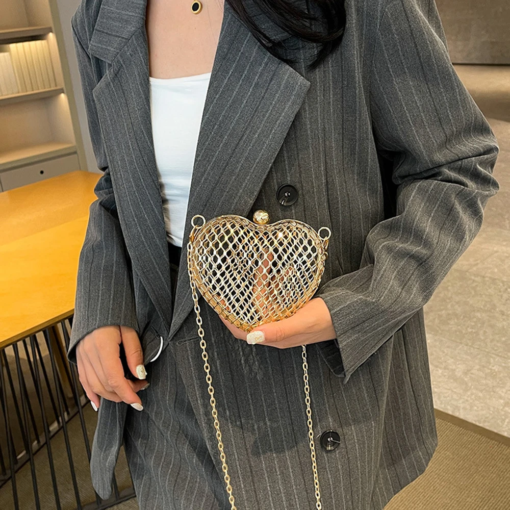 حقيبة يد معدنية مجوفة على شكل قلب 2025 موضة جديدة للنساء حقائب كتف صغيرة أنيقة على شكل سلسلة للحفلات #5