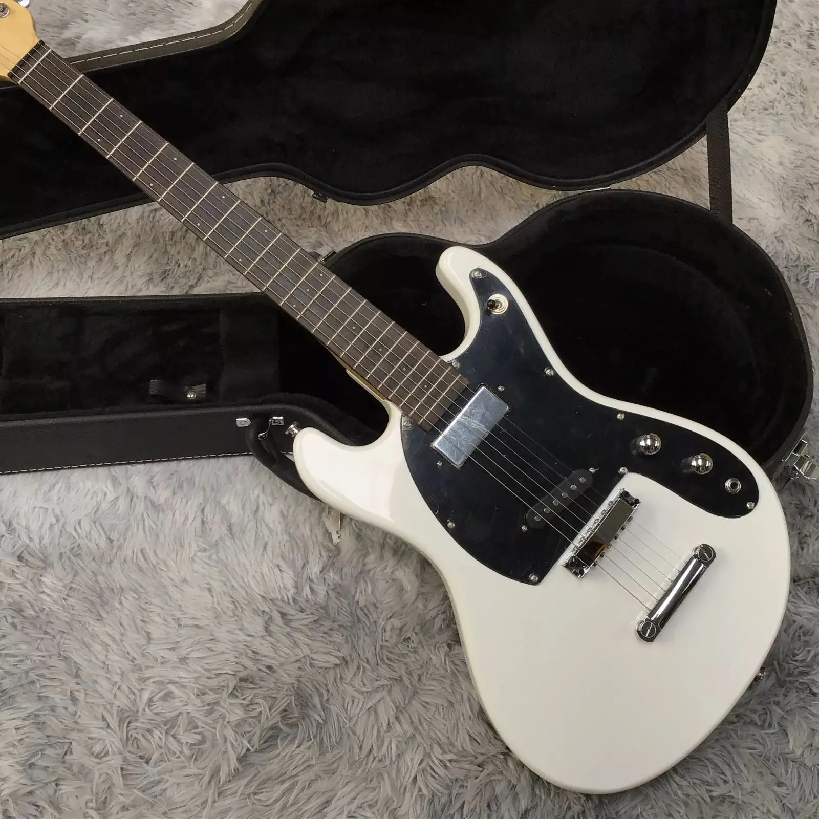 Ventu.es Joh.ny Ram.ne Mosrite Mark II White  Guitar Tune A Matic & Stop