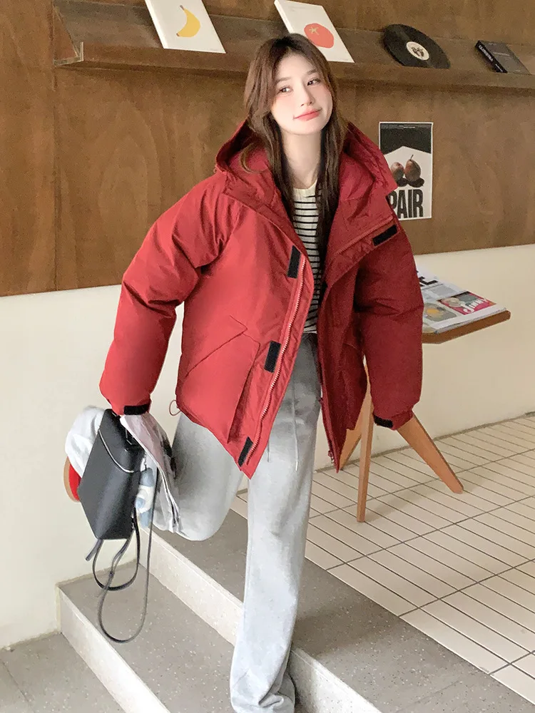 سترة قطنية حمراء غير رسمية متعددة الاستخدامات لشتاء 2025 سترة جديدة فضفاضة بقلنسوة ملابس عمل سميكة سترة خبز قصيرة الطراز #5