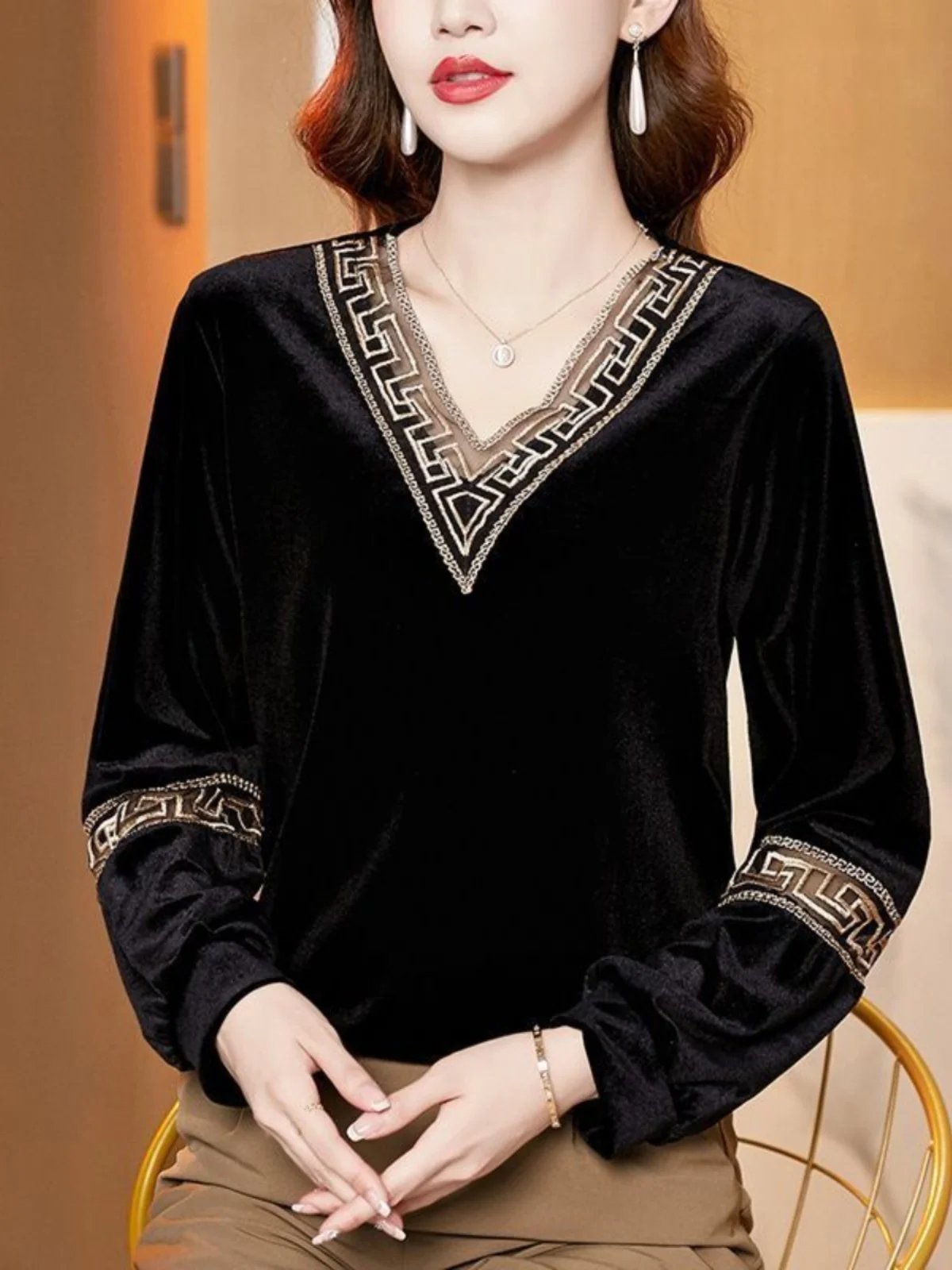 

Ele Slimming V-Ne T-irt Women's Gold Velvet Lace Splicing Hollow out Faionable Top for Autumn Season
