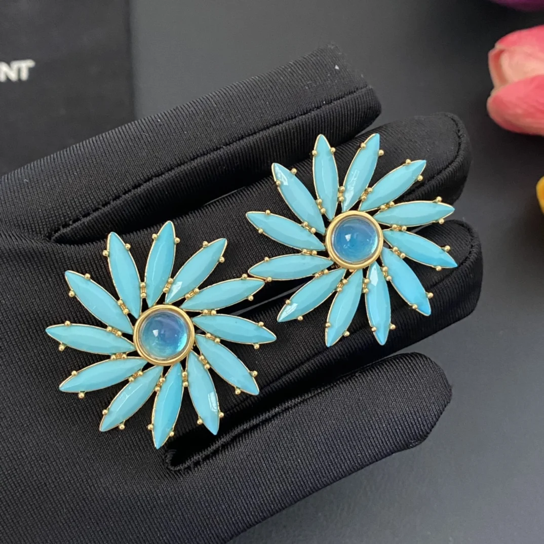 

2024 New European and American Medieval Small Daisy Flower Ear Clip Women's Vintage Fashion Light Luxury Jewelry Earrings