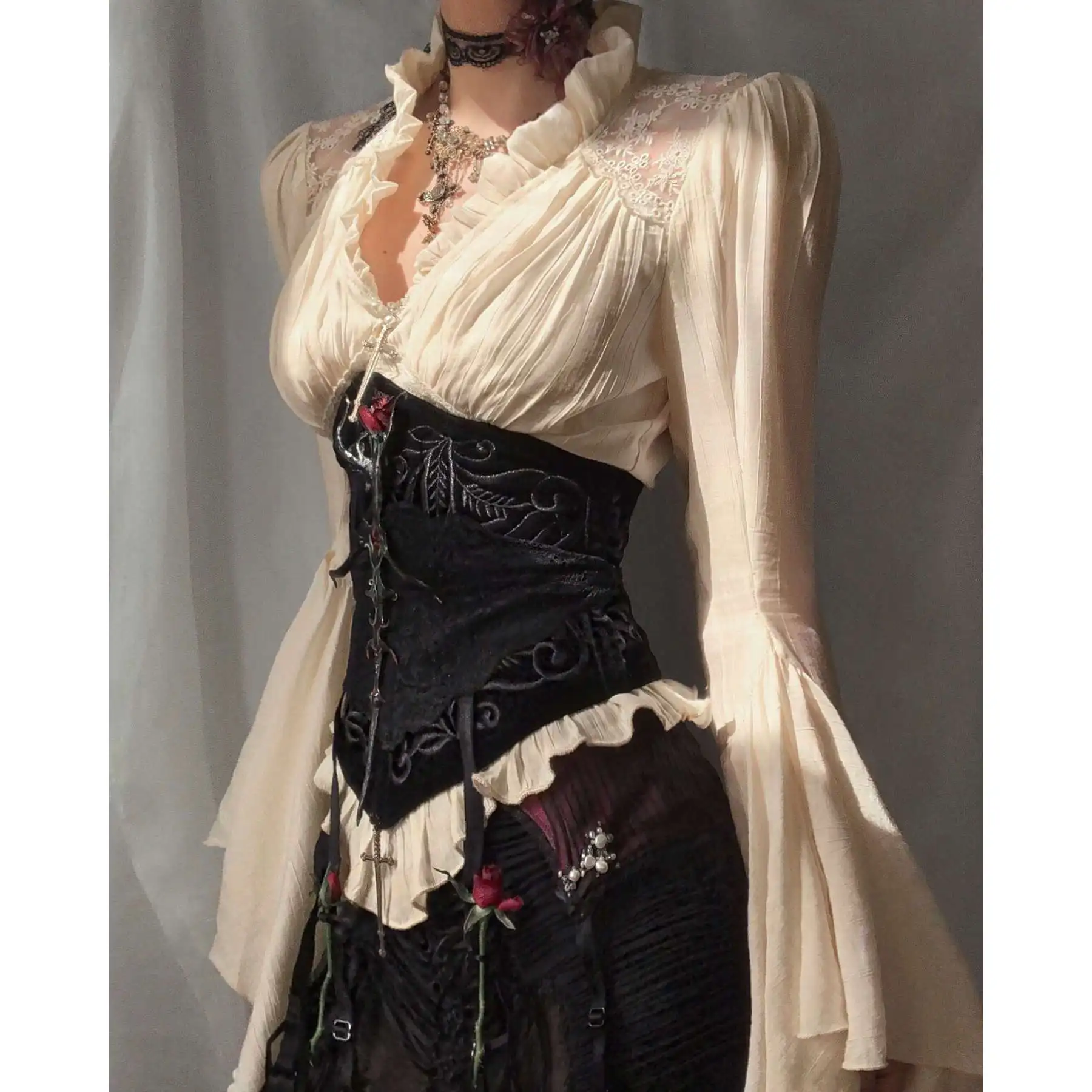 

2025 готические однотонные винтажные модные футболки женские с рукавами «летучая мышь» с v-образным вырезом тонкие футболки украшенные сексуальные пуловеры топы одежда на Хэллоуин