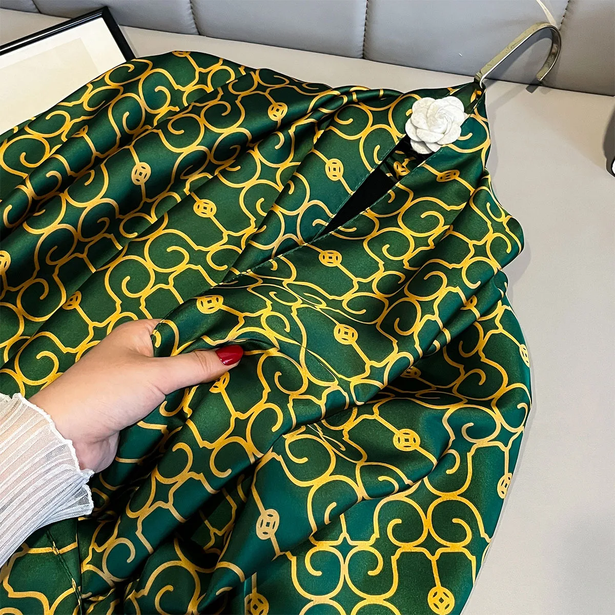 Bufandas de seda de marca de lujo para mujer, chales con estampado verde, pañuelo de playa suave para mujer, Foulard, bufanda silenciadora