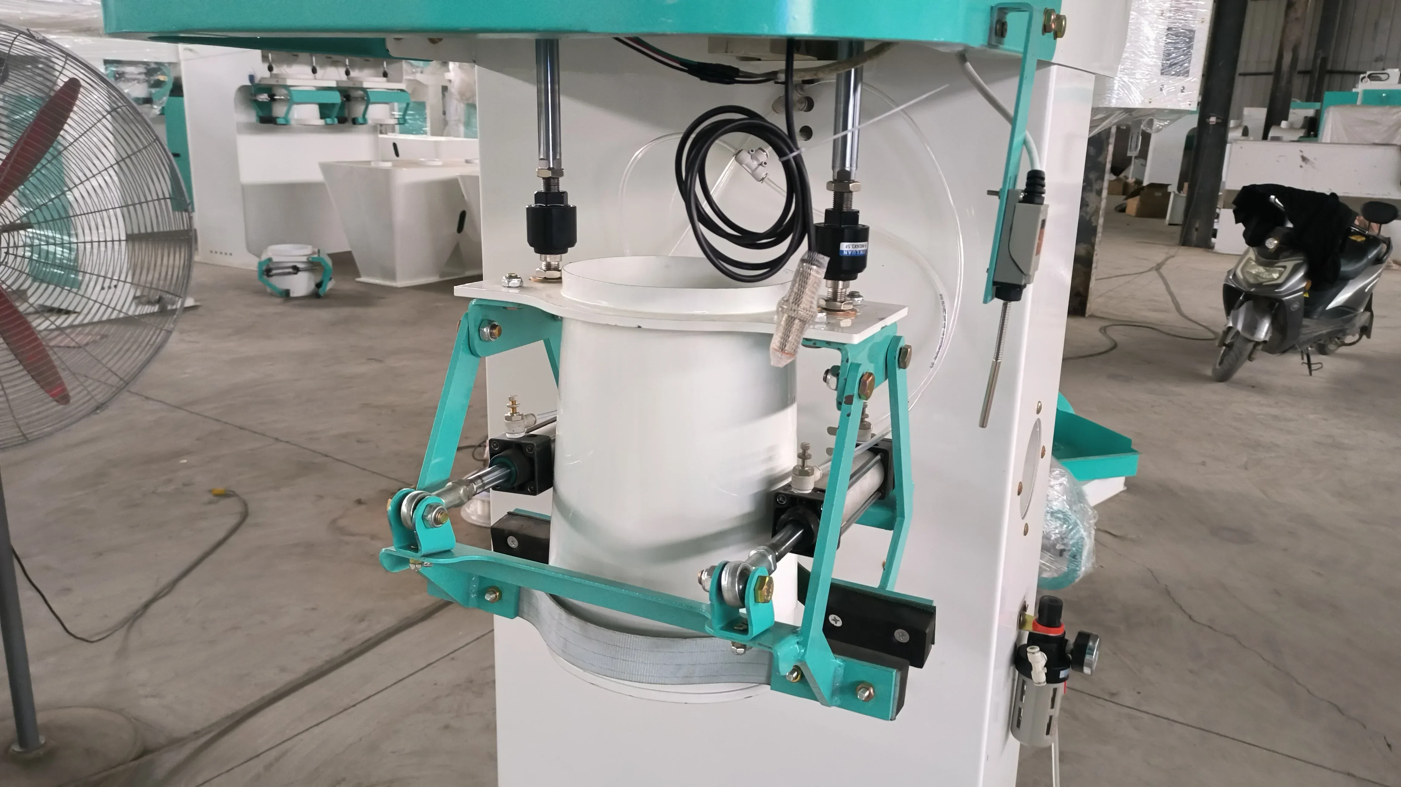 عرض فيديو مجاني آلة تعبئة دقيق الذرة والذرة والذرة آلة تعبئة الحبوب وزنها آلة التعبئة والتغليف / آلة تعبئة الدقيق برأس مزدوج #4