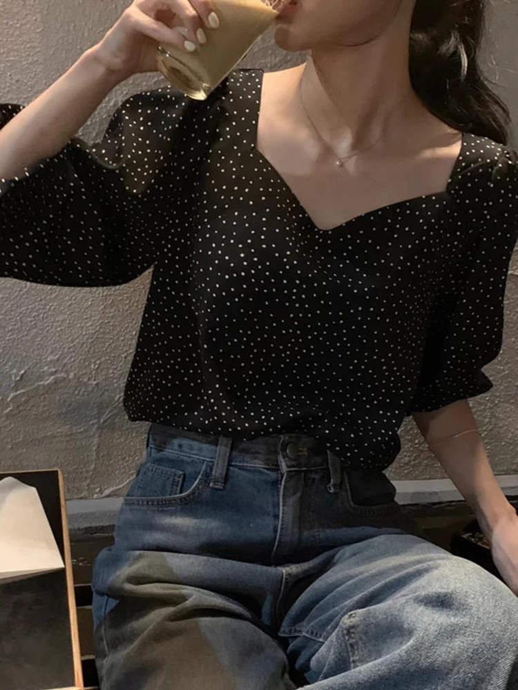 قميص أنيق بأكمام فقاعية للنساء فضفاض بياقة مربعة للتخسيس منقط على الطراز الكوري وأكمام طويلة وطول قصير