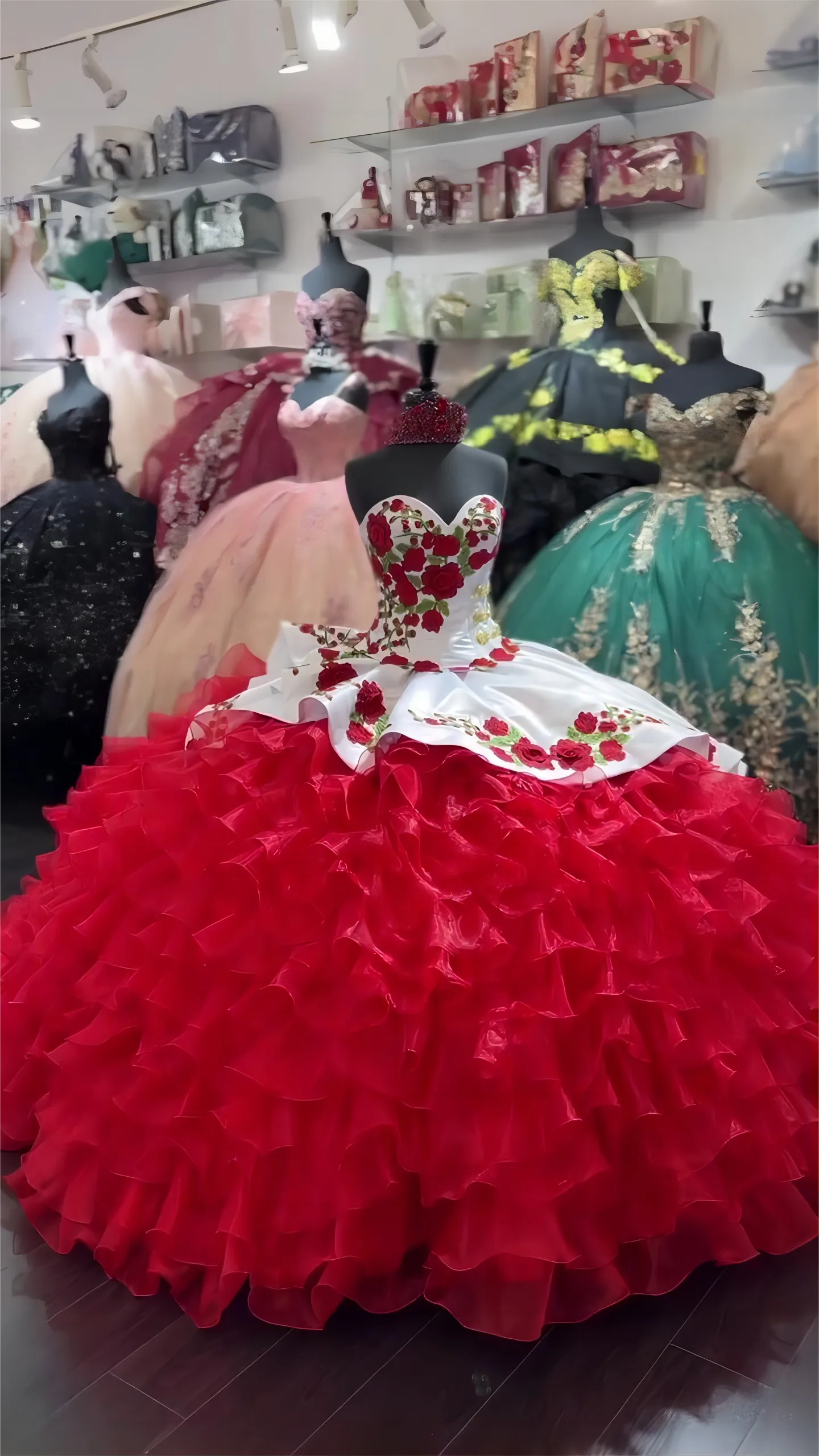 فستان Quinceanera أبيض وأحمر بكشكشة ، قطار بدون أكمام بأزرار ، نمط مكسيكي ، 15